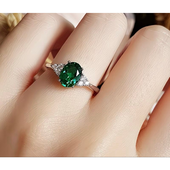 Emerald-Green Oval Gemstone Ring with Sparkling Side Accents – Classic Three-Sto - Picture 2 of 4